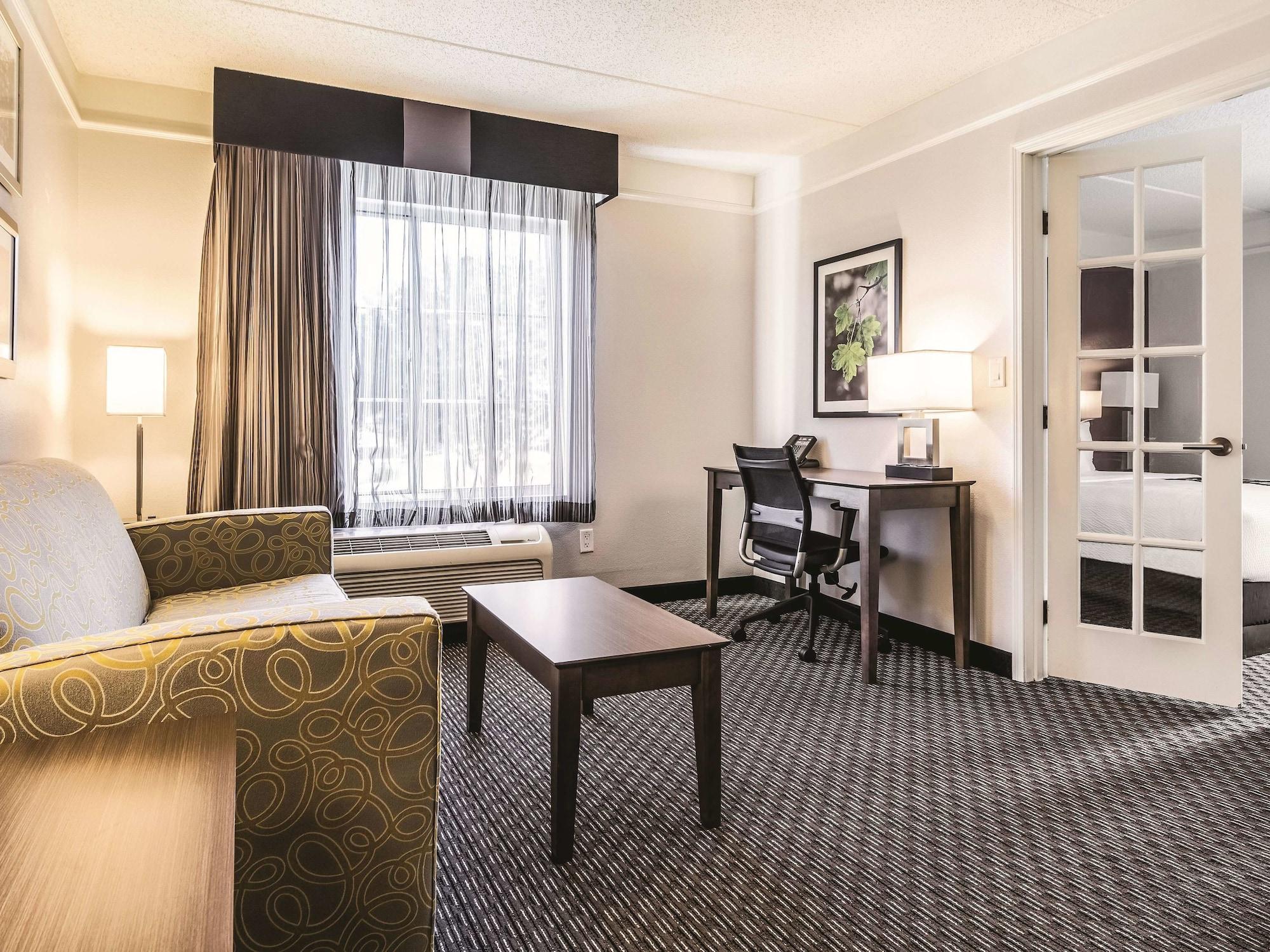 La Quinta By Wyndham Alexandria Airport Hotel Ngoại thất bức ảnh