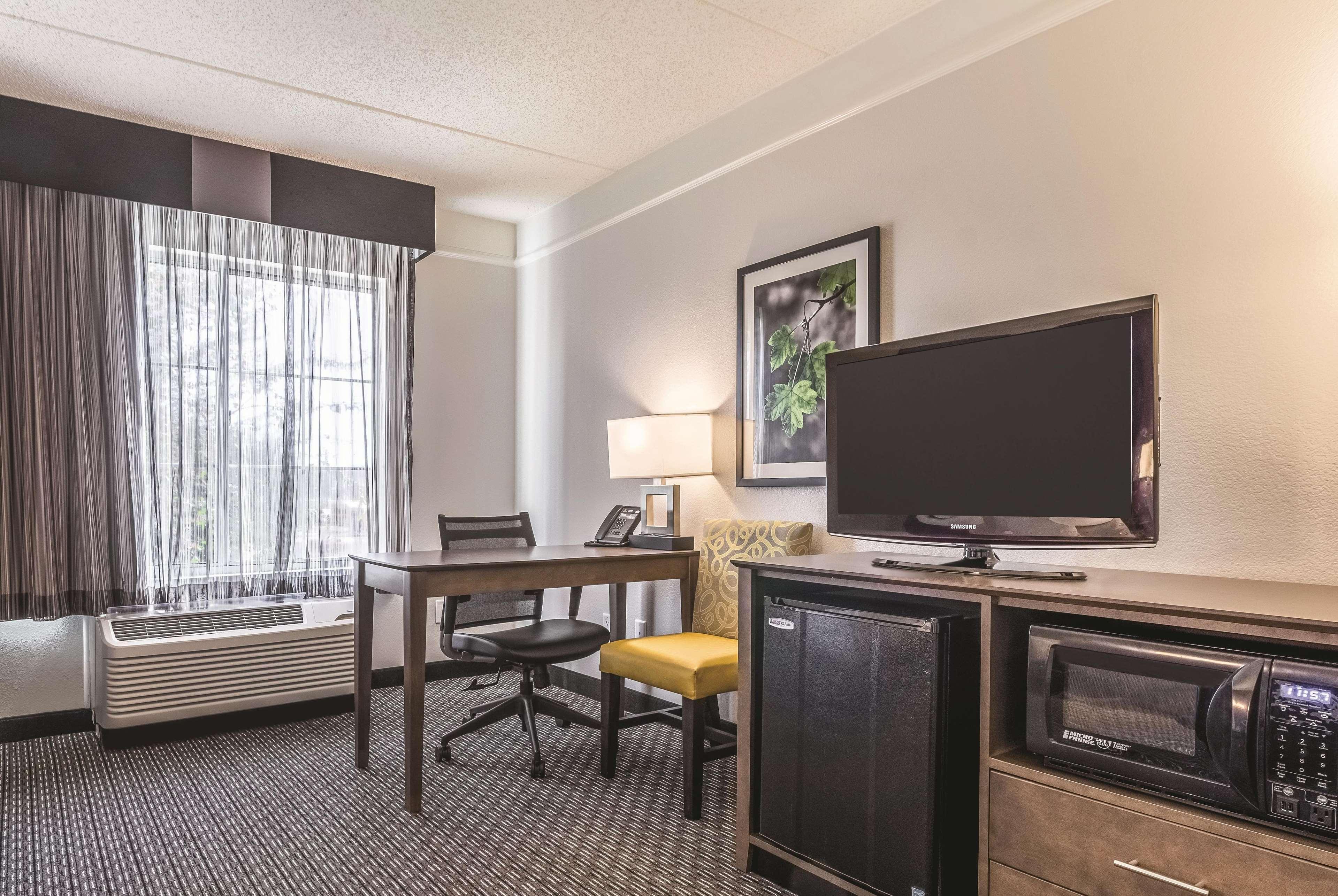La Quinta By Wyndham Alexandria Airport Hotel Ngoại thất bức ảnh