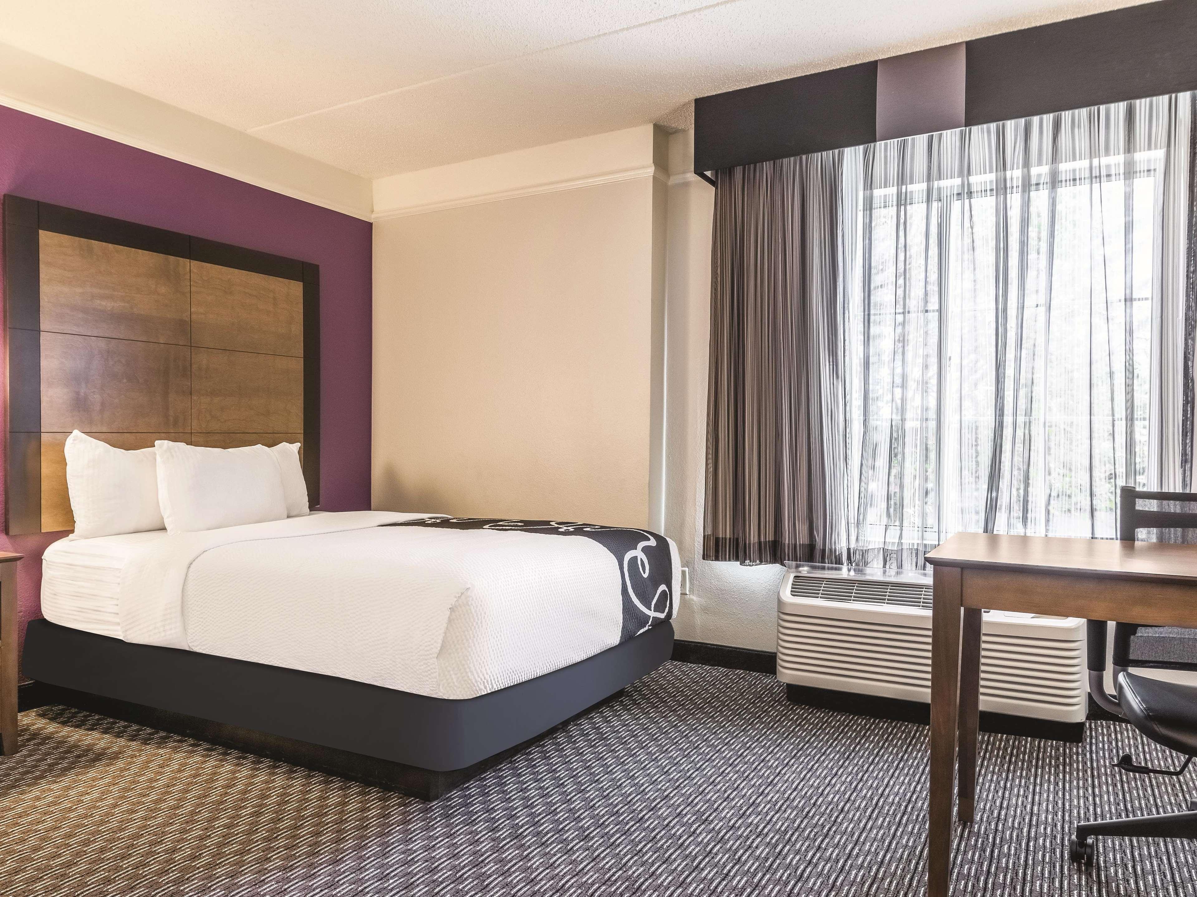 La Quinta By Wyndham Alexandria Airport Hotel Ngoại thất bức ảnh