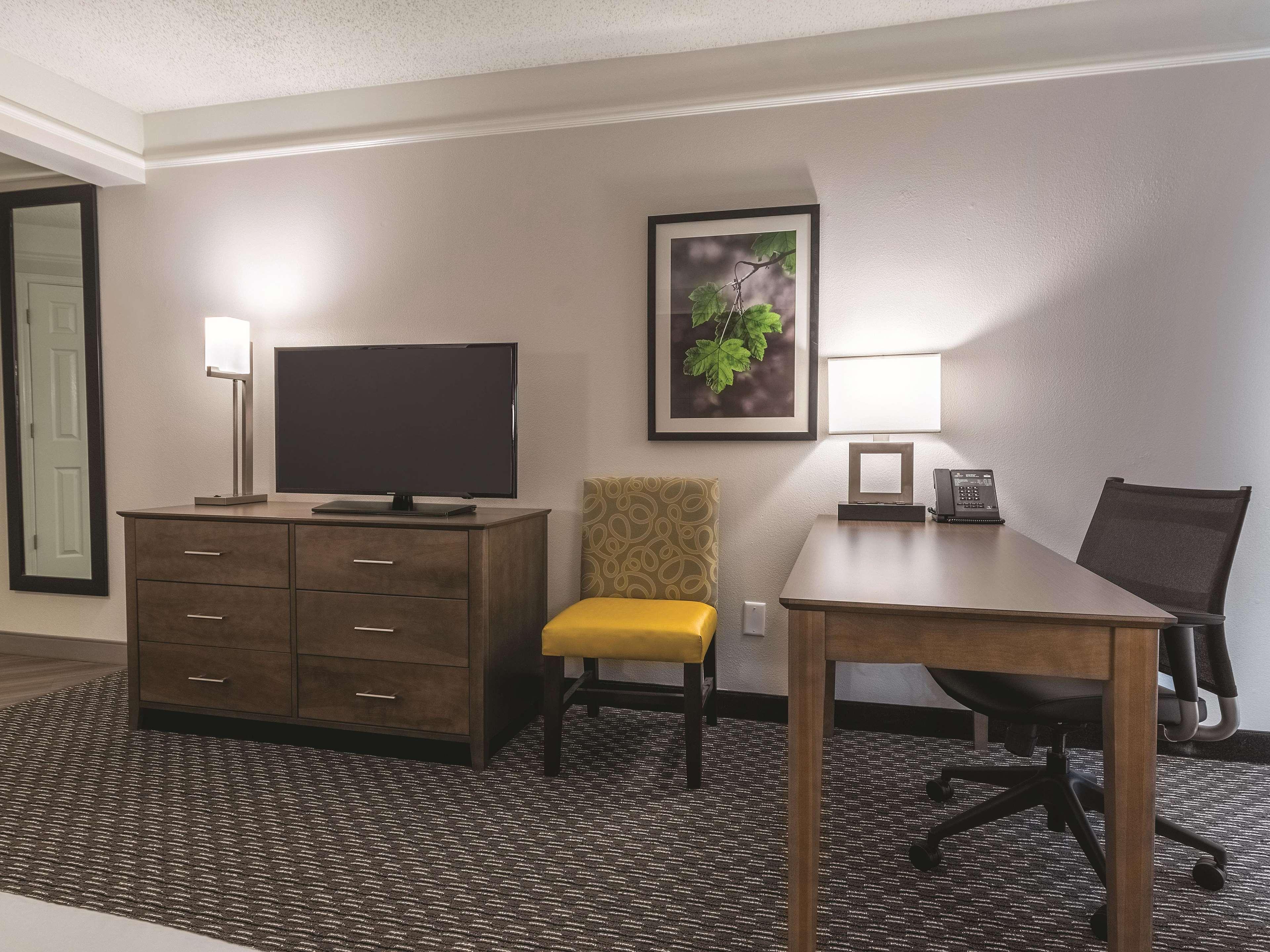 La Quinta By Wyndham Alexandria Airport Hotel Ngoại thất bức ảnh