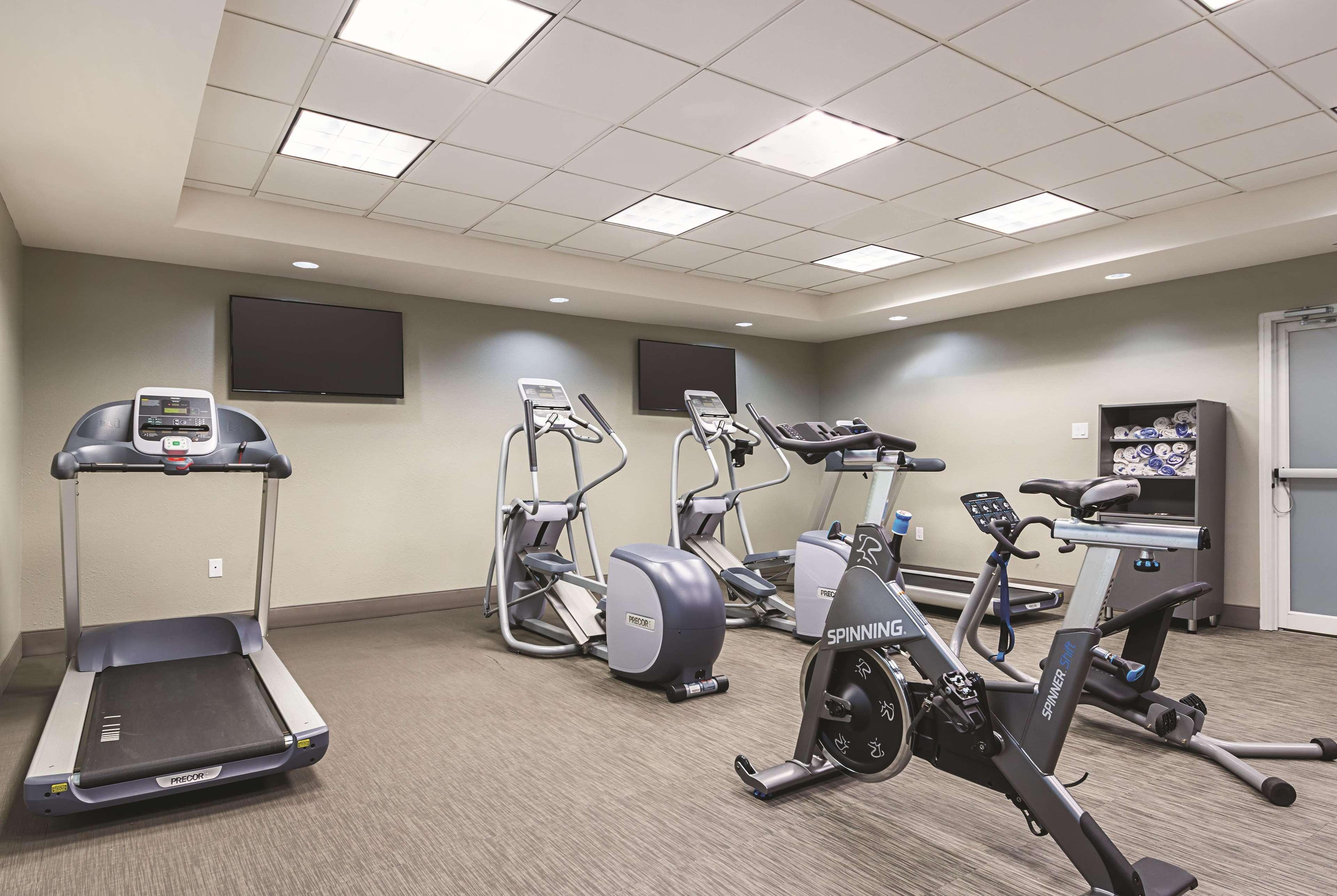 La Quinta By Wyndham Alexandria Airport Hotel Ngoại thất bức ảnh
