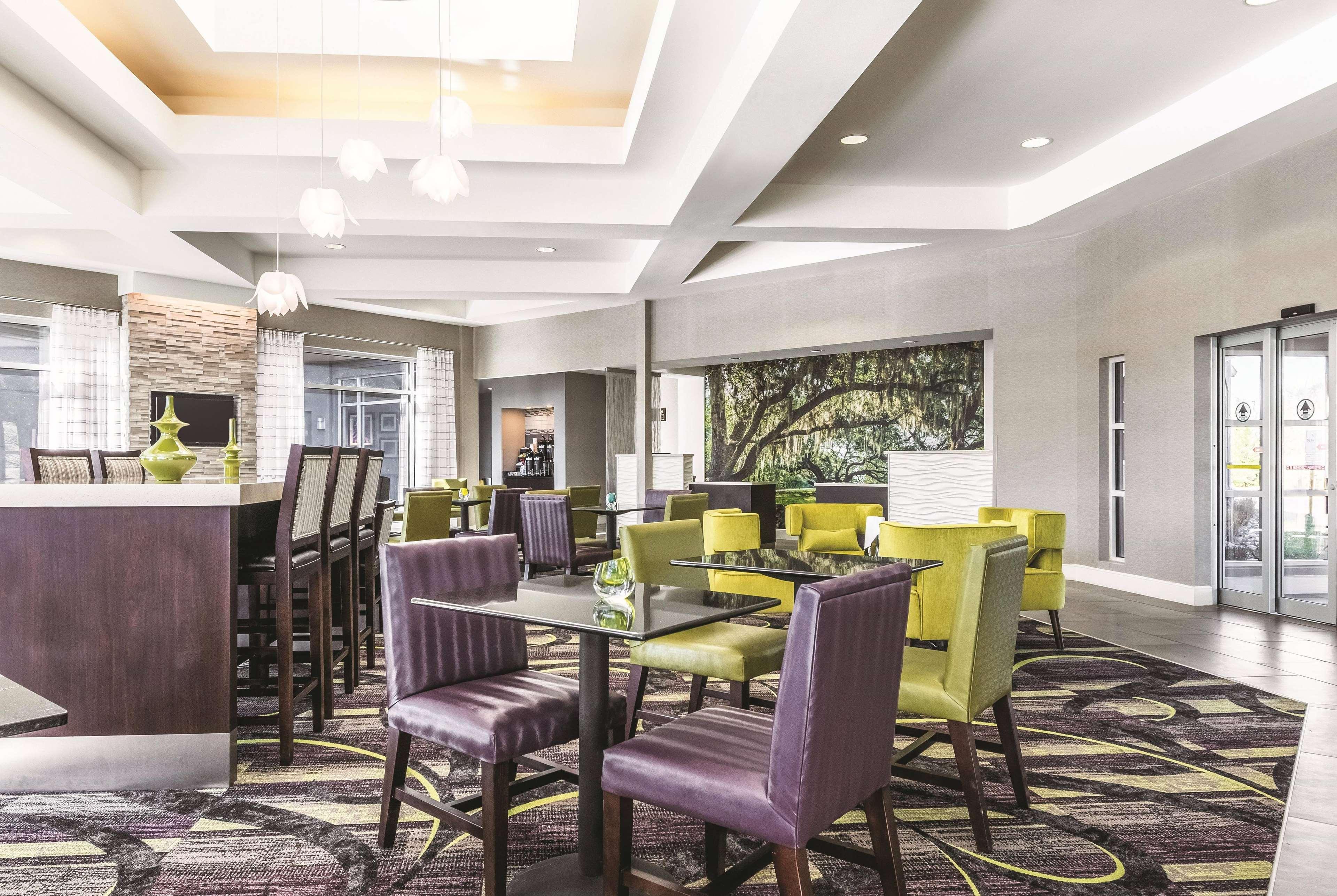 La Quinta By Wyndham Alexandria Airport Hotel Ngoại thất bức ảnh
