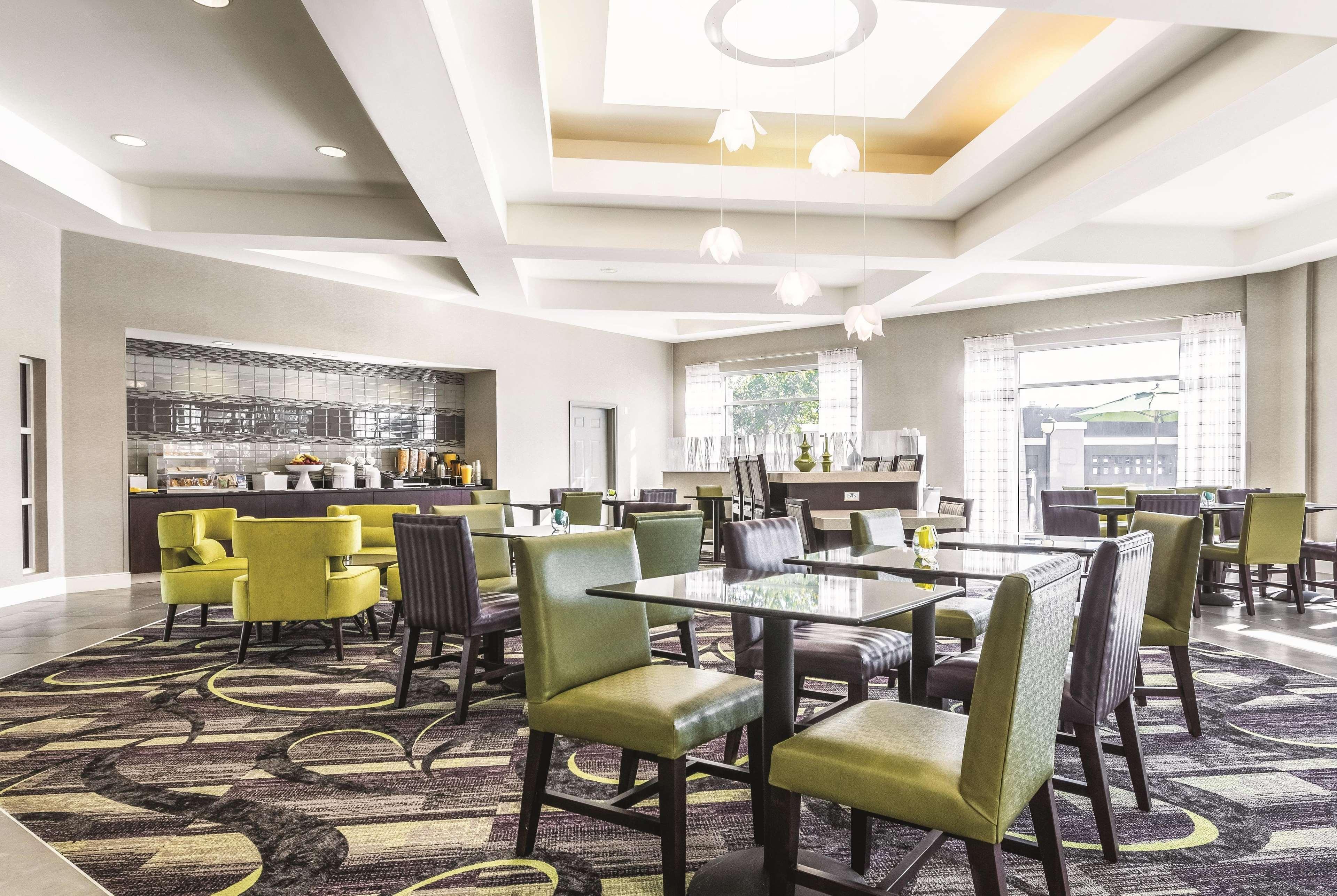 La Quinta By Wyndham Alexandria Airport Hotel Ngoại thất bức ảnh
