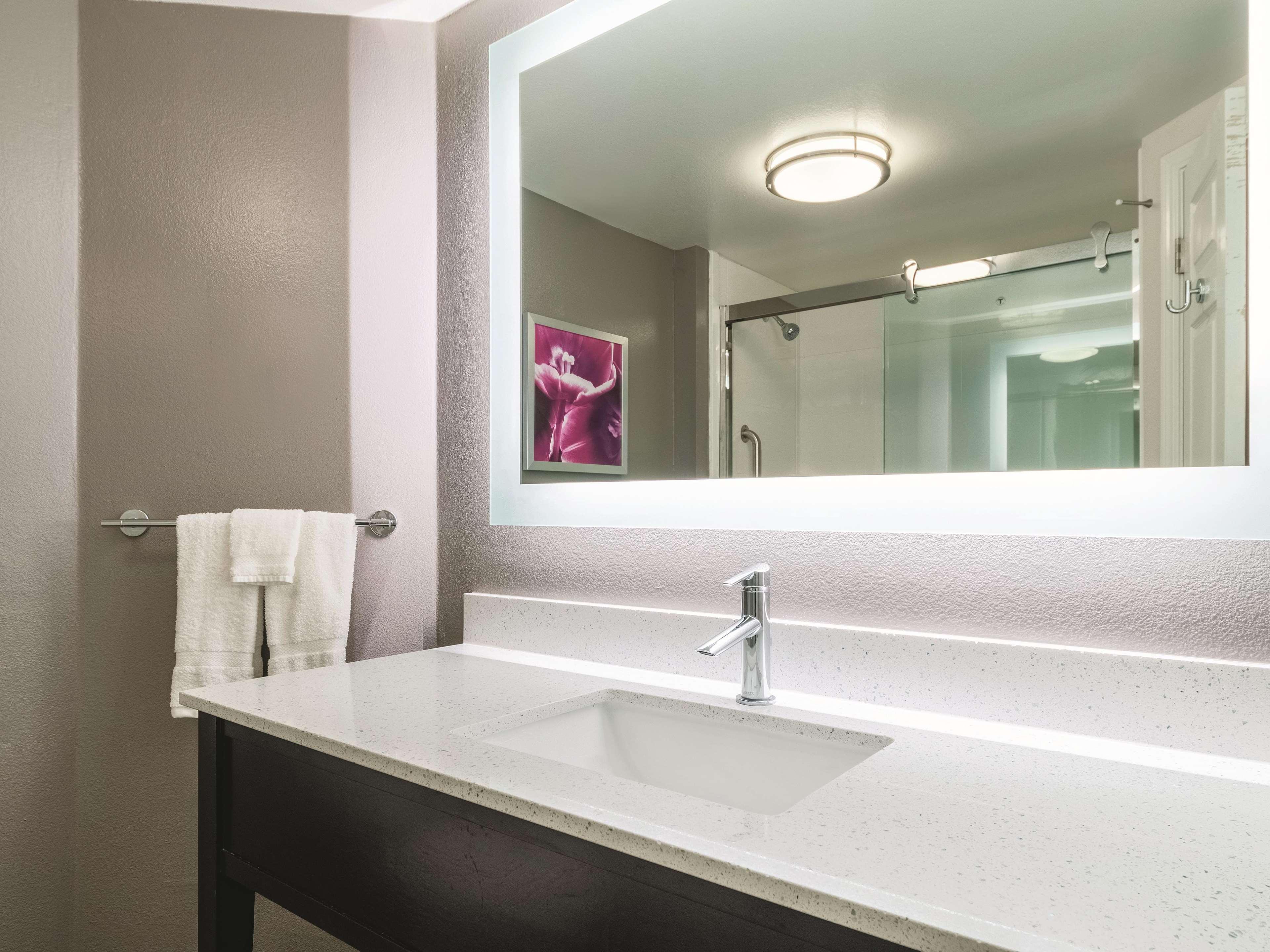 La Quinta By Wyndham Alexandria Airport Hotel Ngoại thất bức ảnh