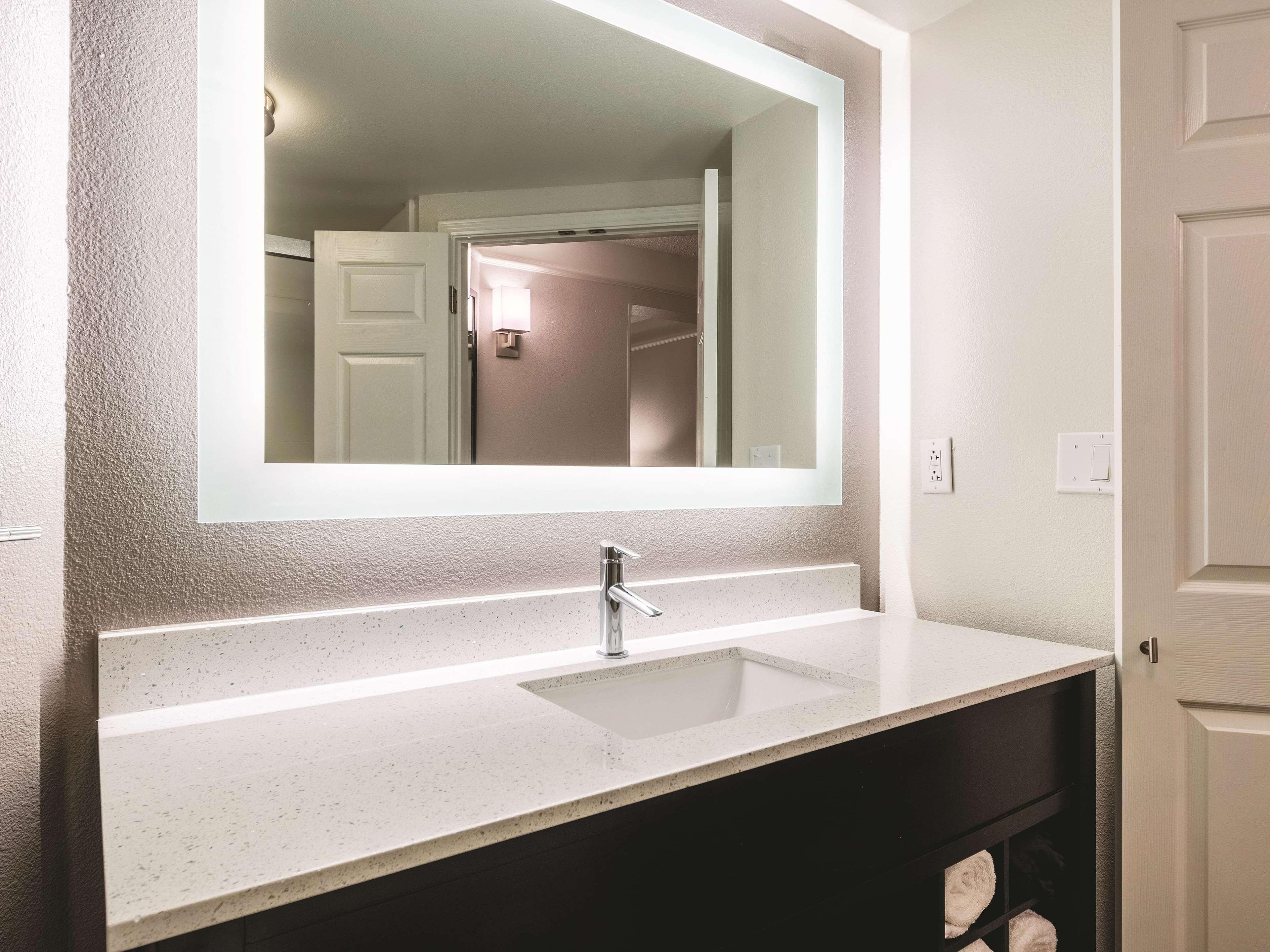 La Quinta By Wyndham Alexandria Airport Hotel Ngoại thất bức ảnh