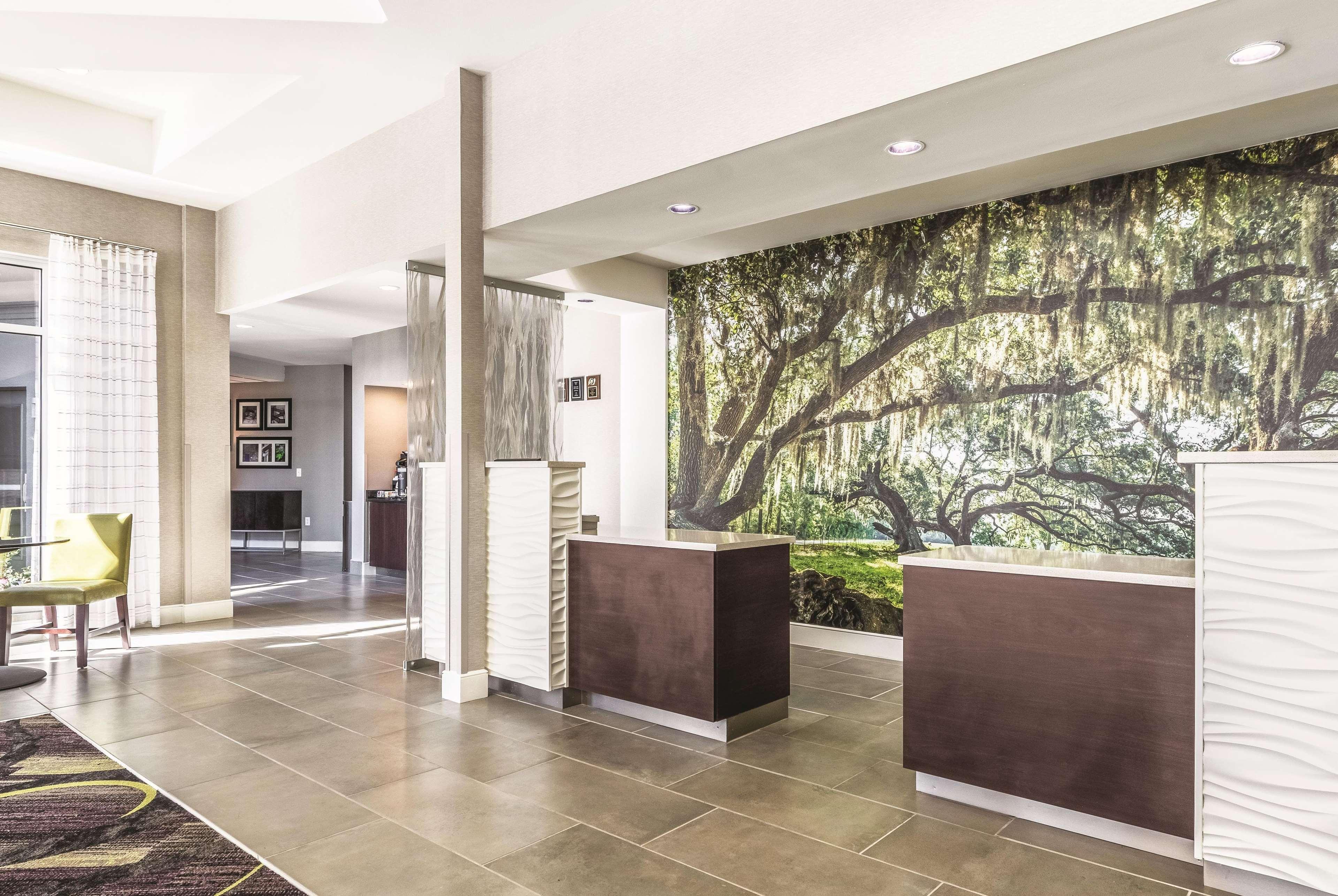 La Quinta By Wyndham Alexandria Airport Hotel Ngoại thất bức ảnh