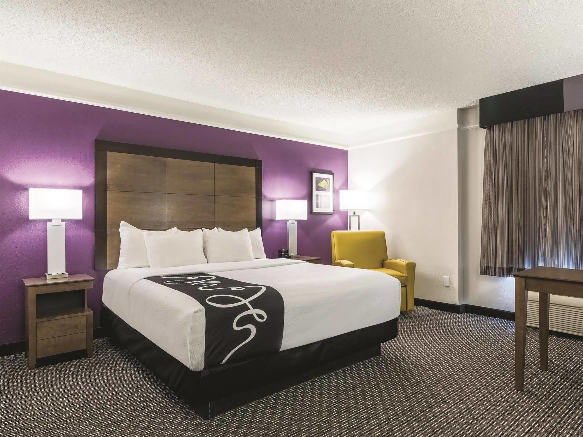 La Quinta By Wyndham Alexandria Airport Hotel Ngoại thất bức ảnh