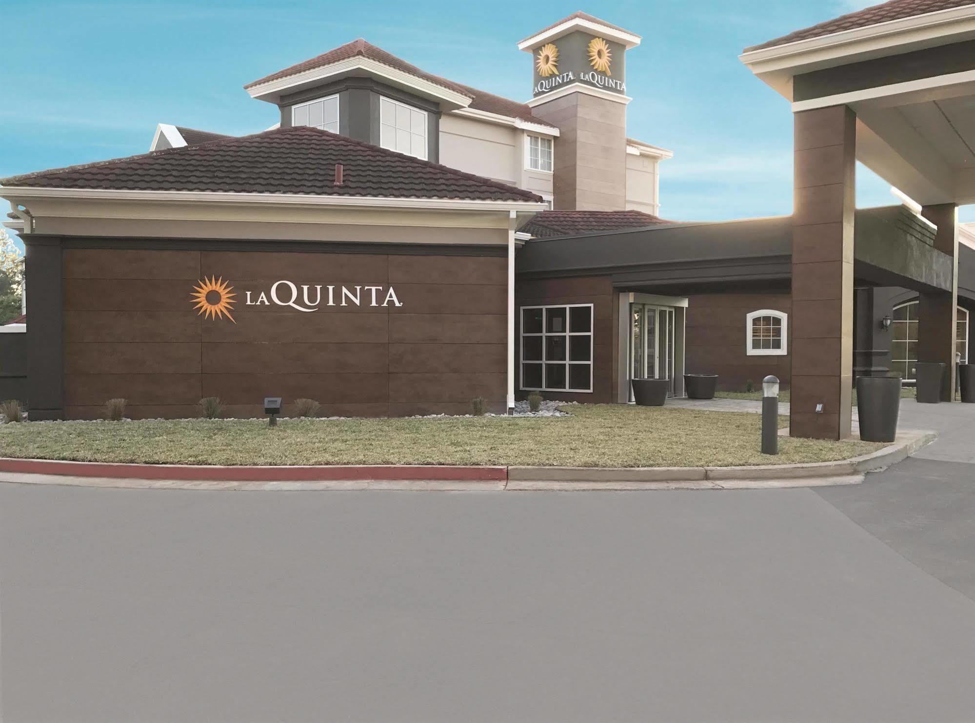 La Quinta By Wyndham Alexandria Airport Hotel Ngoại thất bức ảnh