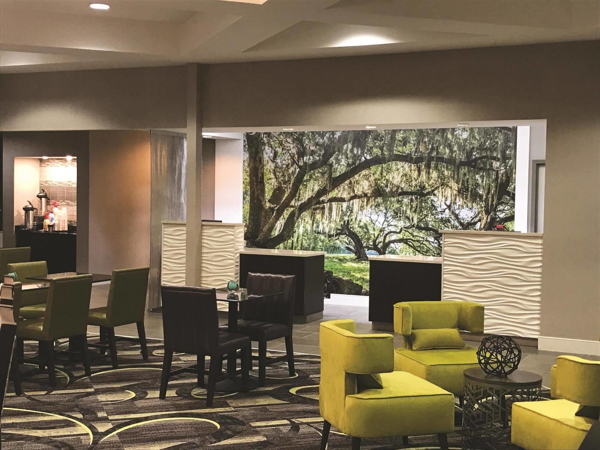 La Quinta By Wyndham Alexandria Airport Hotel Ngoại thất bức ảnh