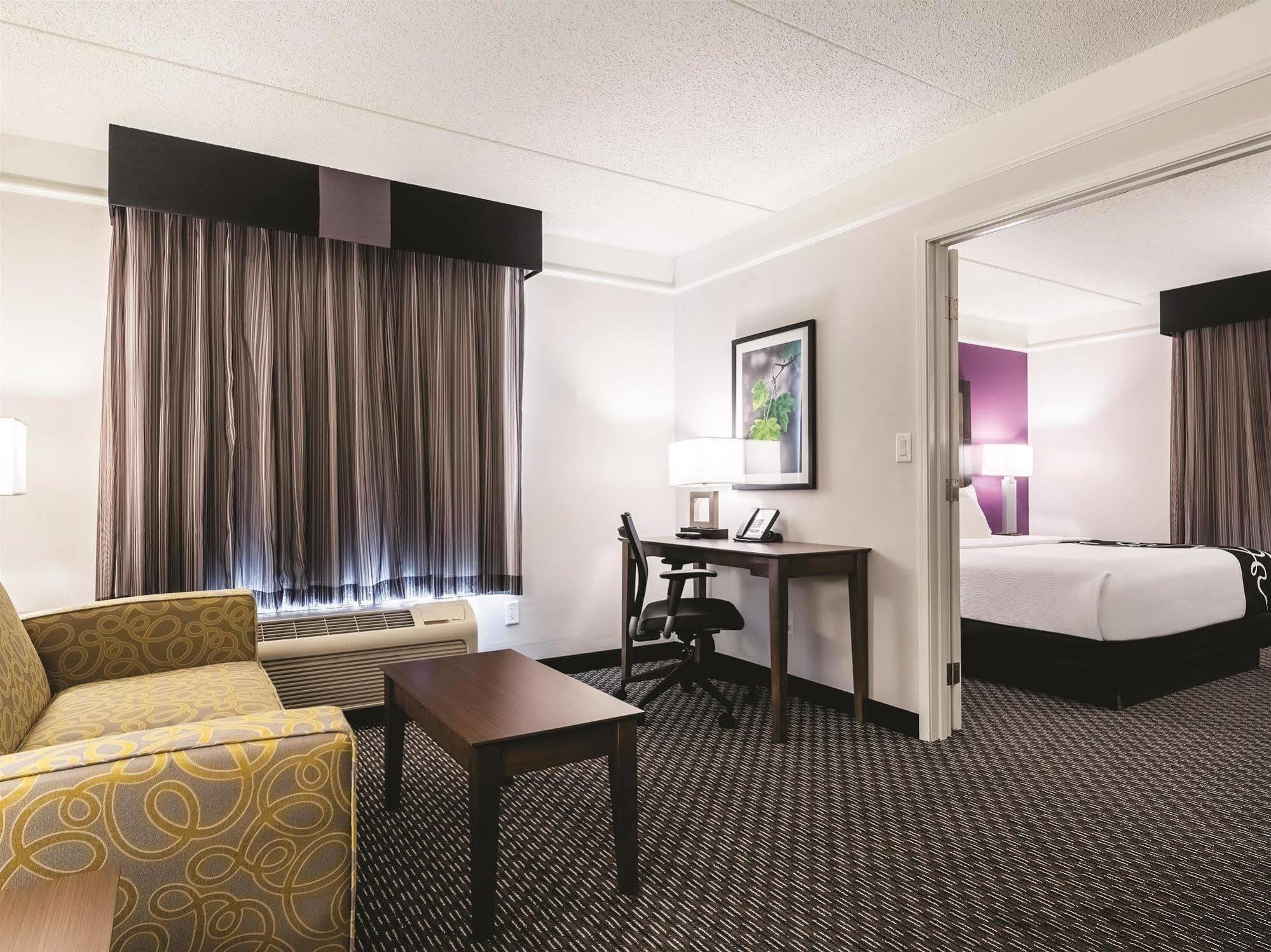 La Quinta By Wyndham Alexandria Airport Hotel Ngoại thất bức ảnh