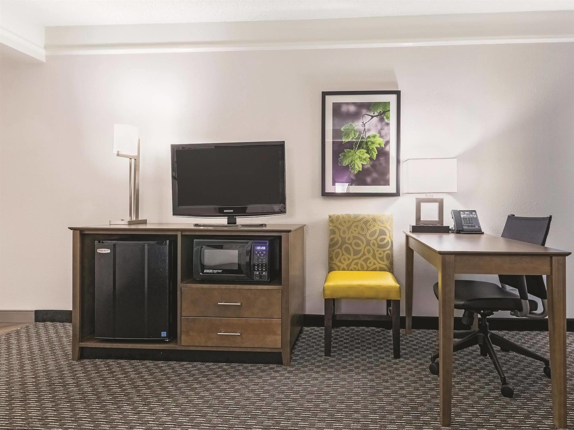 La Quinta By Wyndham Alexandria Airport Hotel Ngoại thất bức ảnh