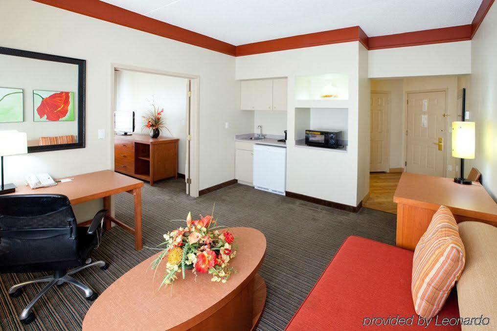 La Quinta By Wyndham Alexandria Airport Hotel Ngoại thất bức ảnh
